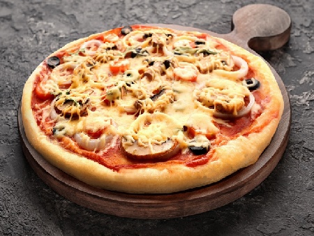 Домашна пица с доматен сос, гъби, лук, маслини, моцарела и кашкавал на плоча - снимка на рецептата